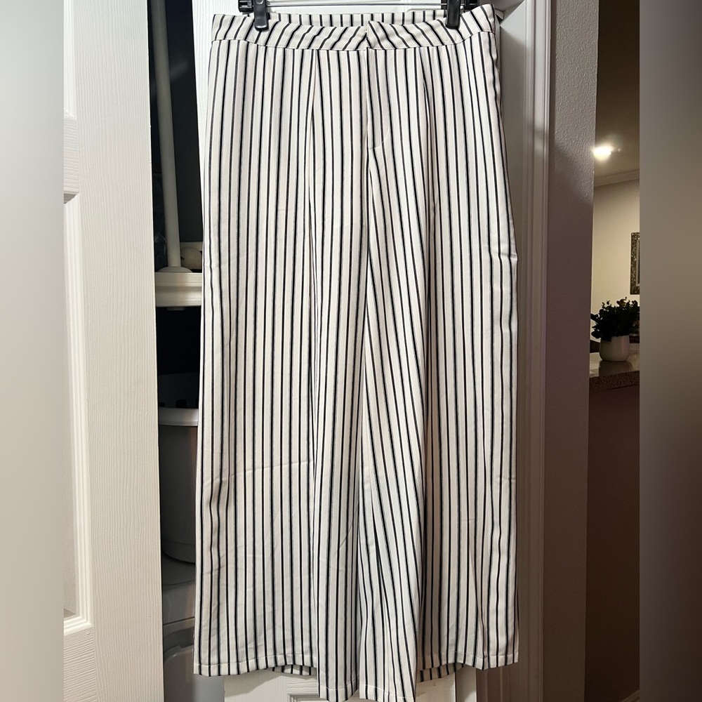 Flowy striped pants with a slit is perfect for the beach or a casual day out